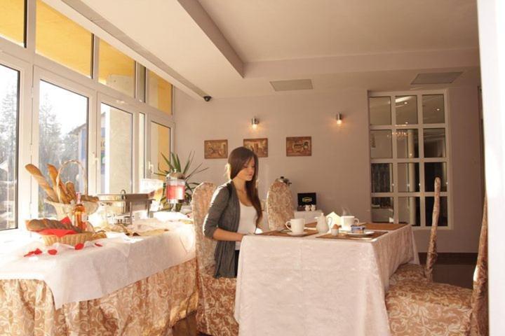 Hotel Wiktoria シクラルスカ・ポレンバ エクステリア 写真