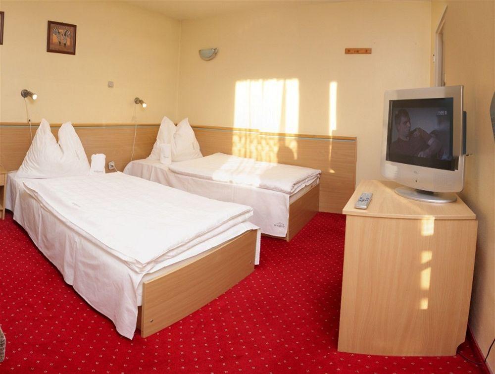 Hotel Wiktoria シクラルスカ・ポレンバ エクステリア 写真